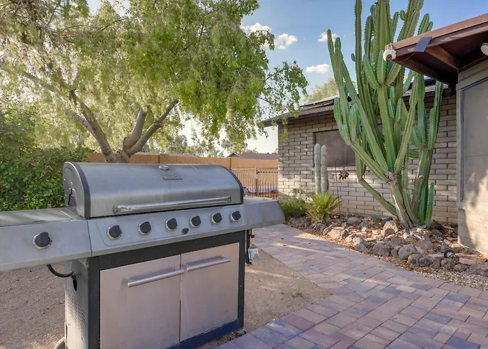 Holiday home 5 Mi To Asu! Family Getaway W/ Patio & Fire Pit