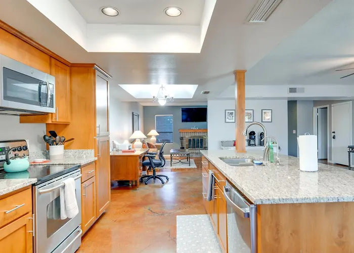 Holiday home 5 Mi To Asu! Family Getaway W/ Patio & Fire Pit